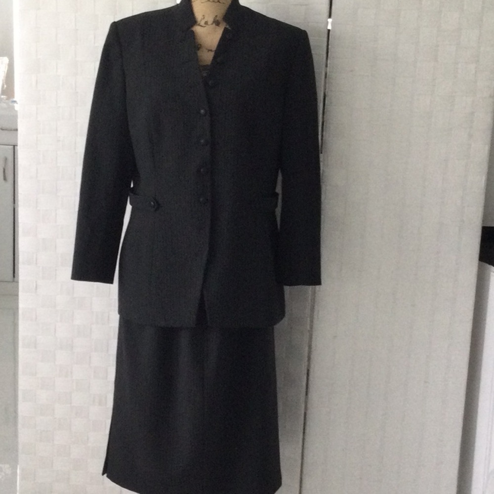 Emily Women’s 2 pc Jacket& skirt size 18 Black & gray strip polyester. #215